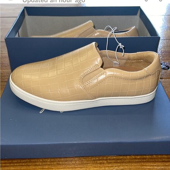 Universal Thread Slip on Sneakers Womens Size 5 Wide Tan Kelsey comfy NWT - Picture 1 of 4